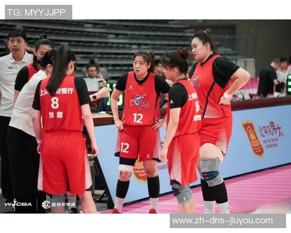 北京首钢女篮迎战上海队全力争胜展现巾帼风采与竞技精神